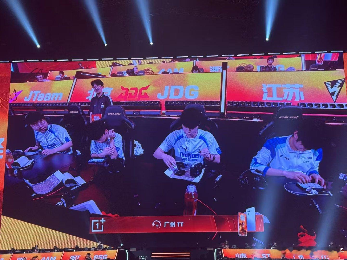 TT17淘汰吃鸡 TT大分吃鸡 第五场比拼，TT运筹帷幄投掷物加上枪线集火输出，