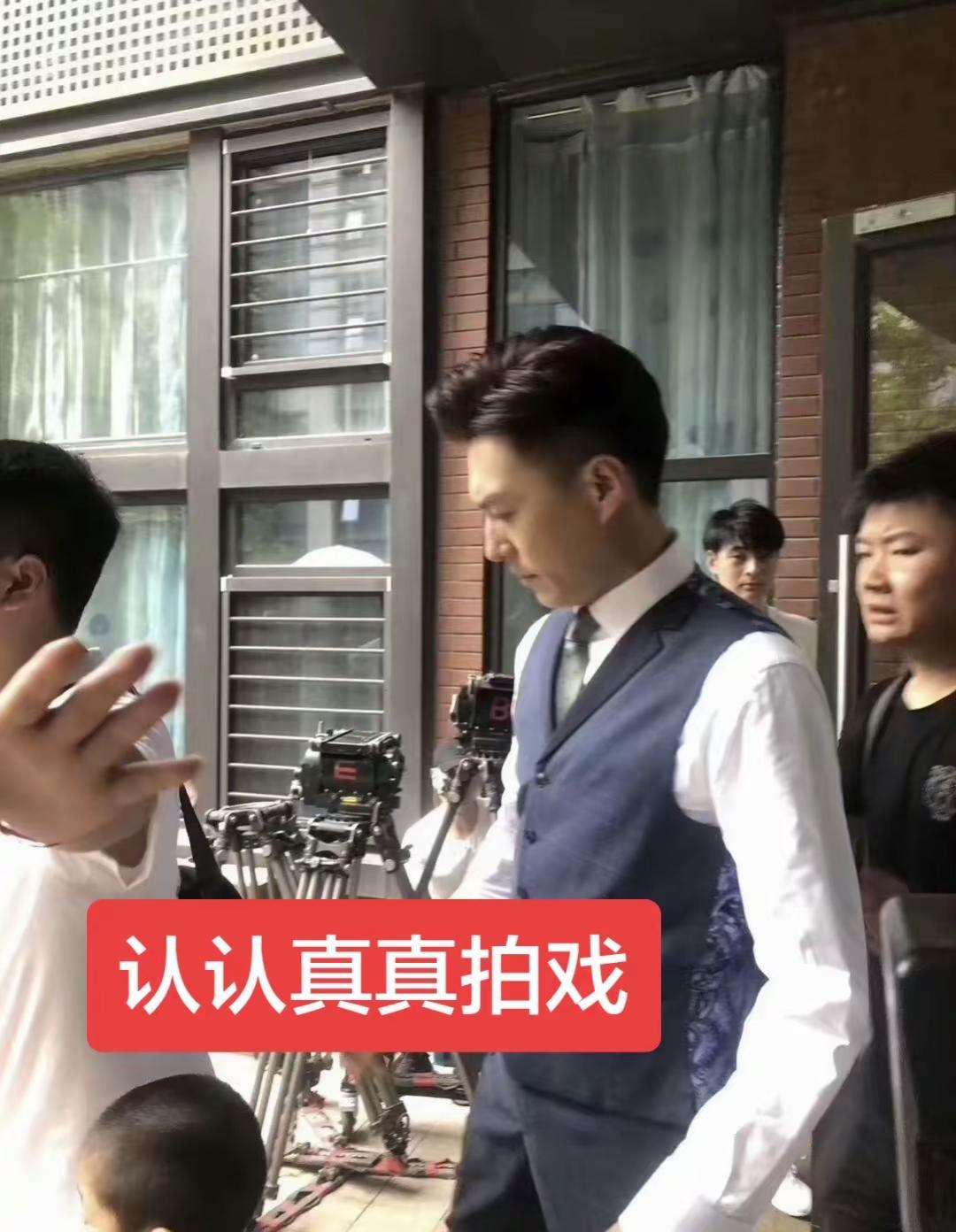 认认真真拍戏明星靳东