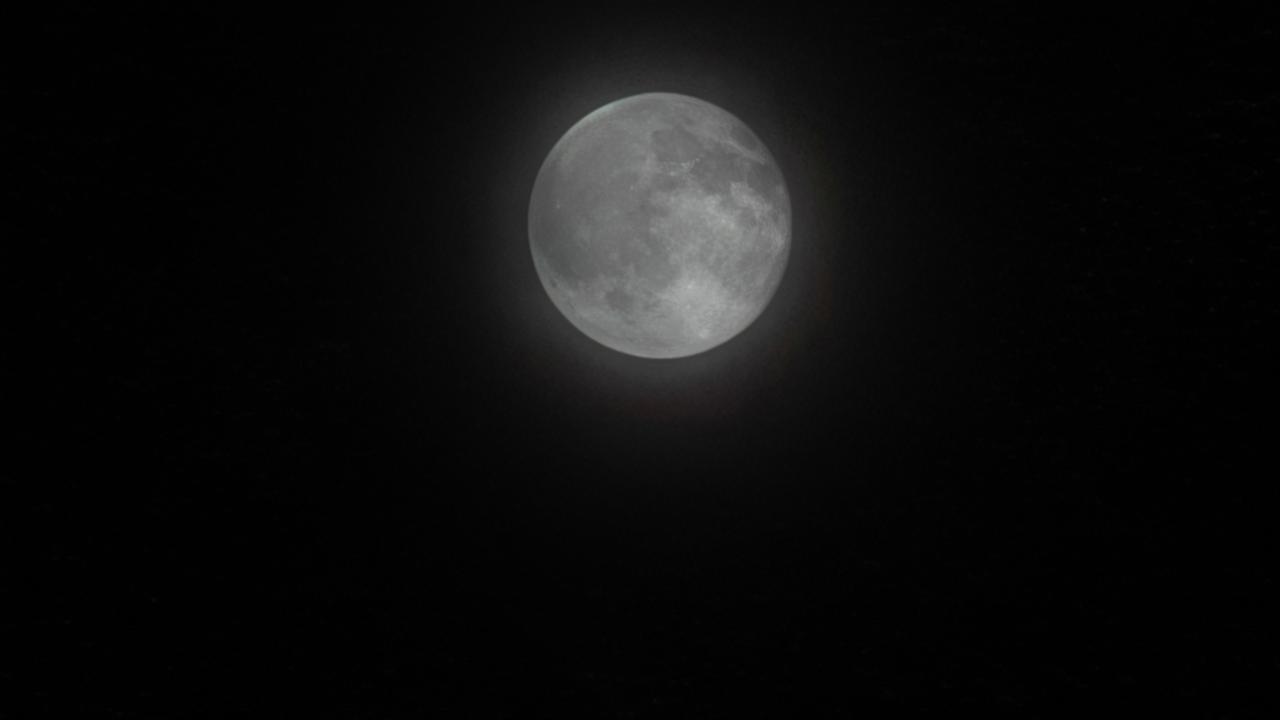 良夜望月，清辉遍洒京城。
月圆是期许，心安即团圆。
中秋安康。