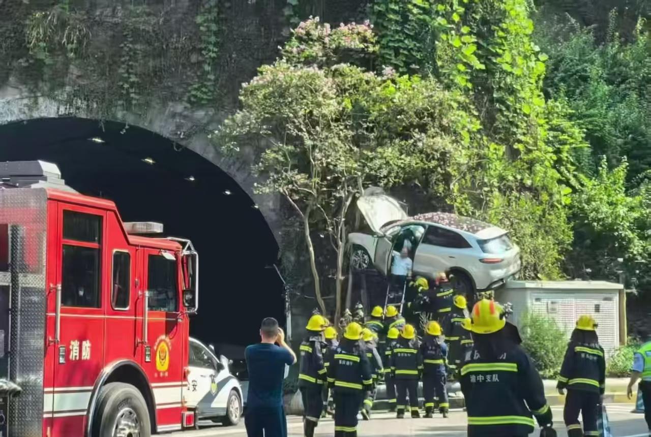 师傅已成功下车

你知道为啥不直接叫吊车么？

我认为救援肯定要先保证人的安全，