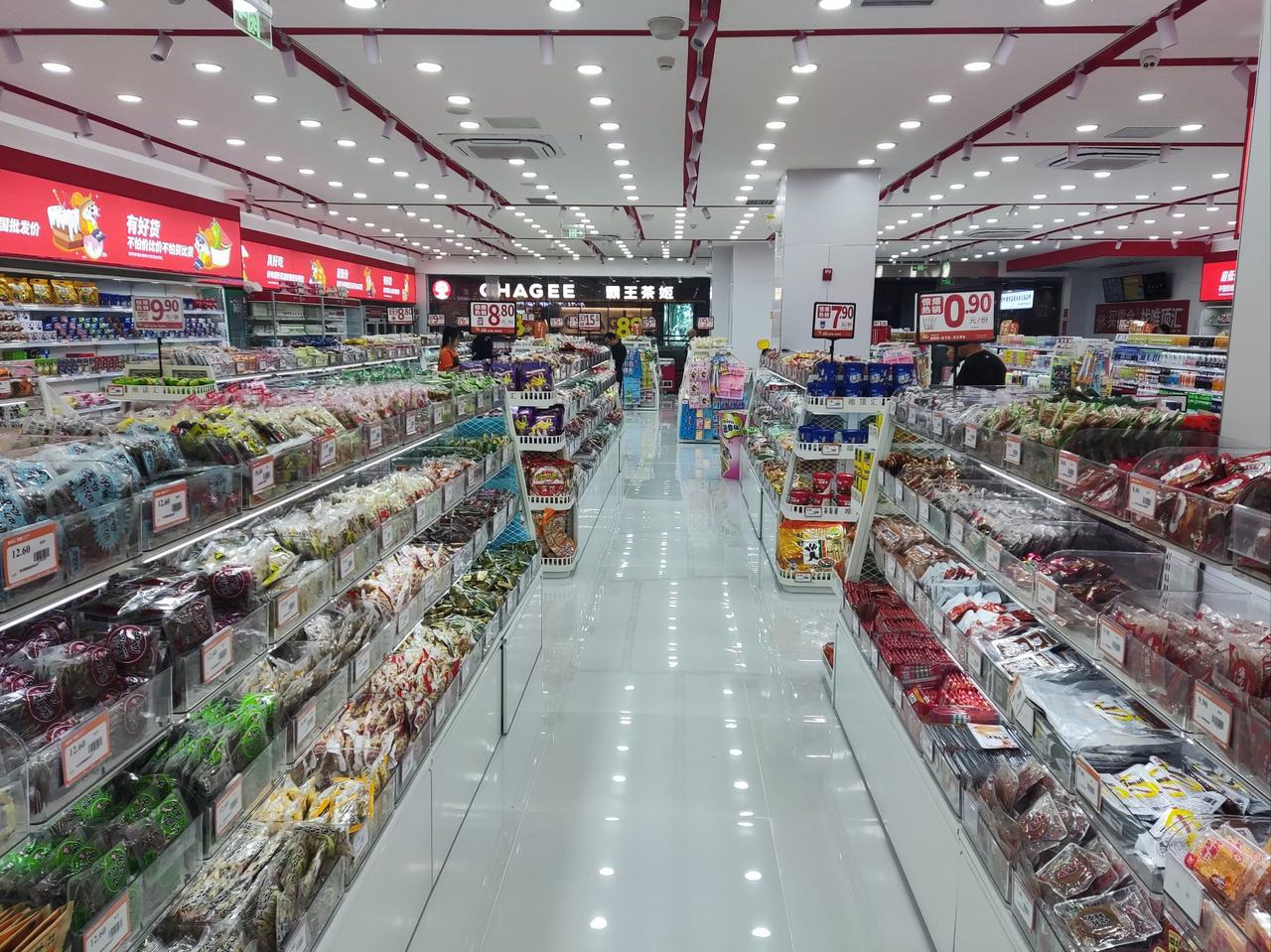 当下实体行业发展两极分化严重。

餐饮、服饰门店普遍经营艰难，只能勉强维持运营，