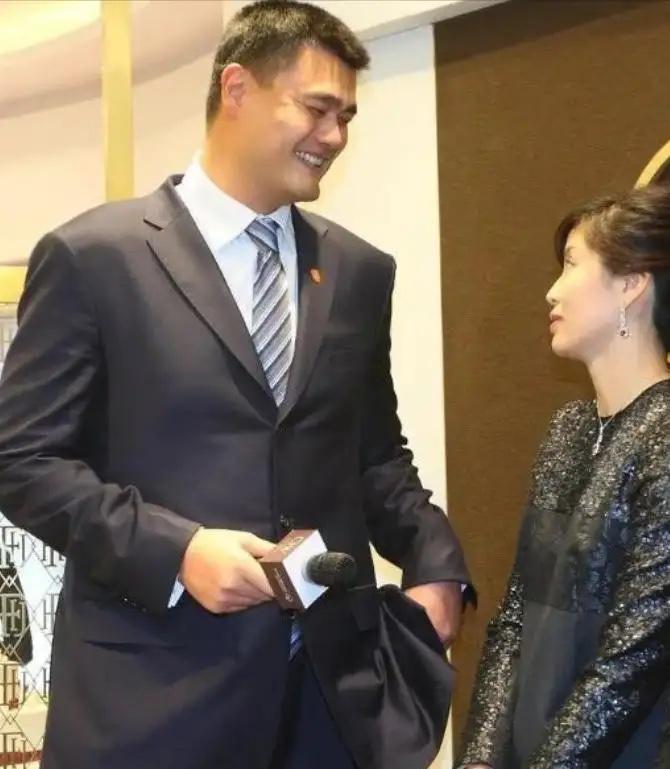 一次，有人问叶莉：“嫁给身高 2 米 26，体重 400 多斤的姚明是什么样的体