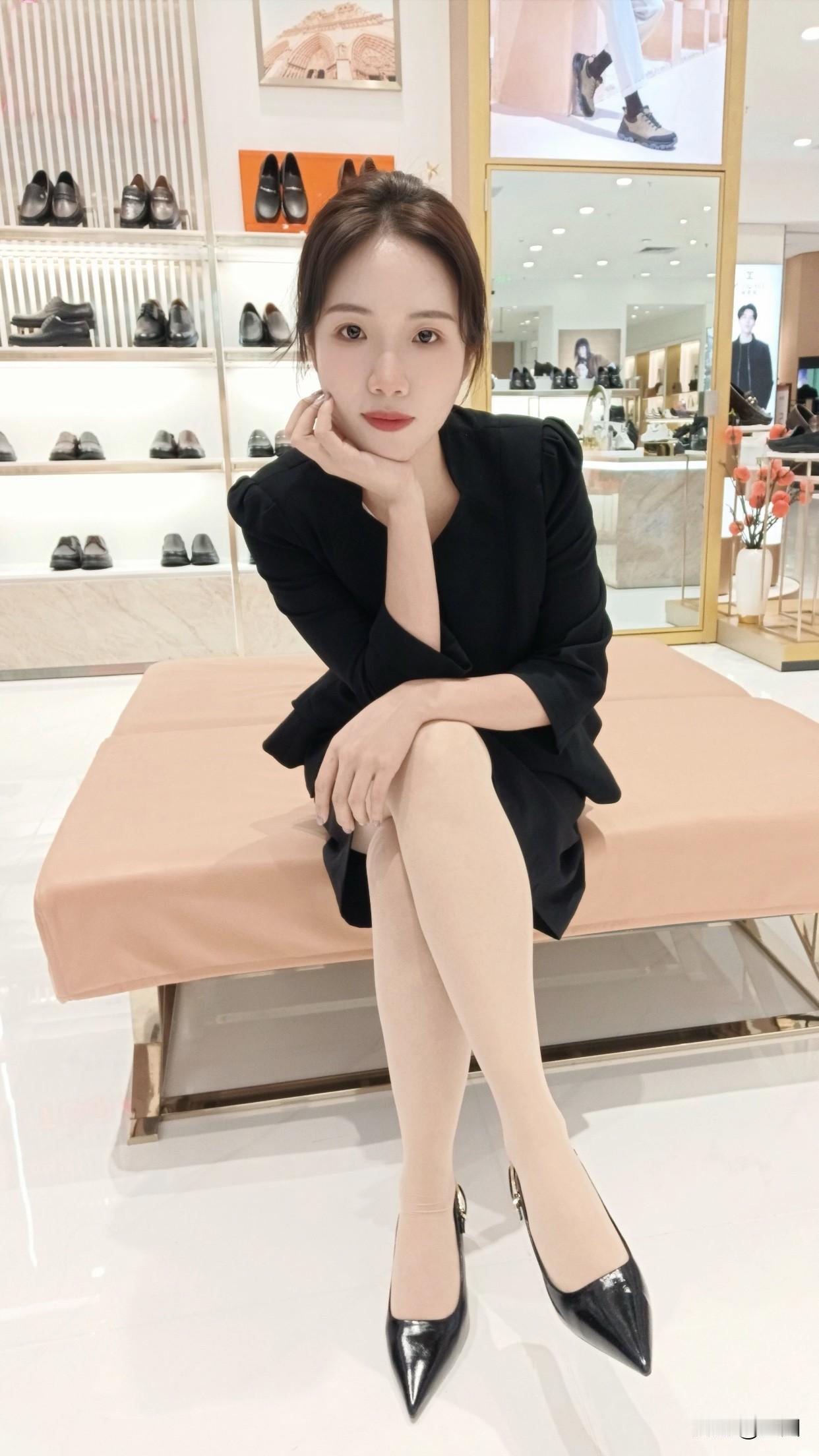 不过，高跟鞋也有“另一面”。它会给足部、膝盖和腰部带来额外压力，引发疼痛甚至变形