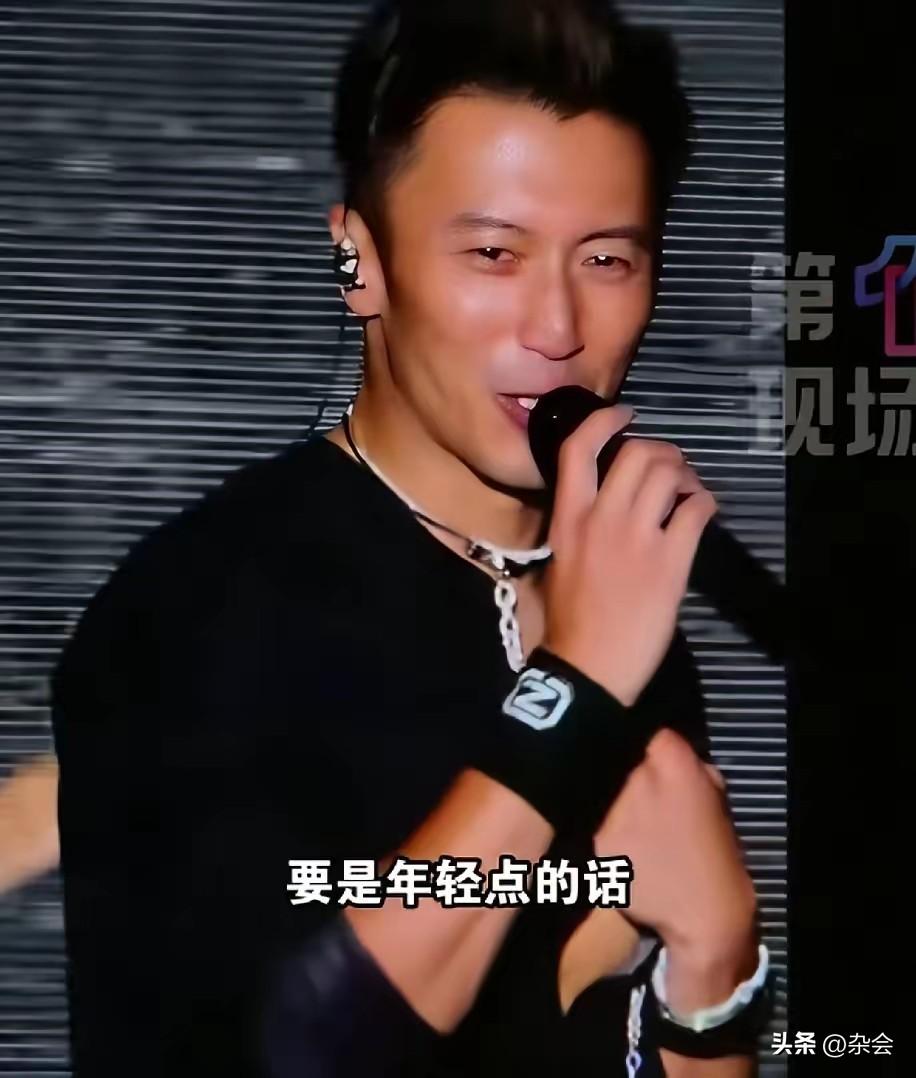 22岁时，他因吉他失声怒砸吉他，成了八卦头条；
45岁时，他因耳麦故障幽默自嘲，