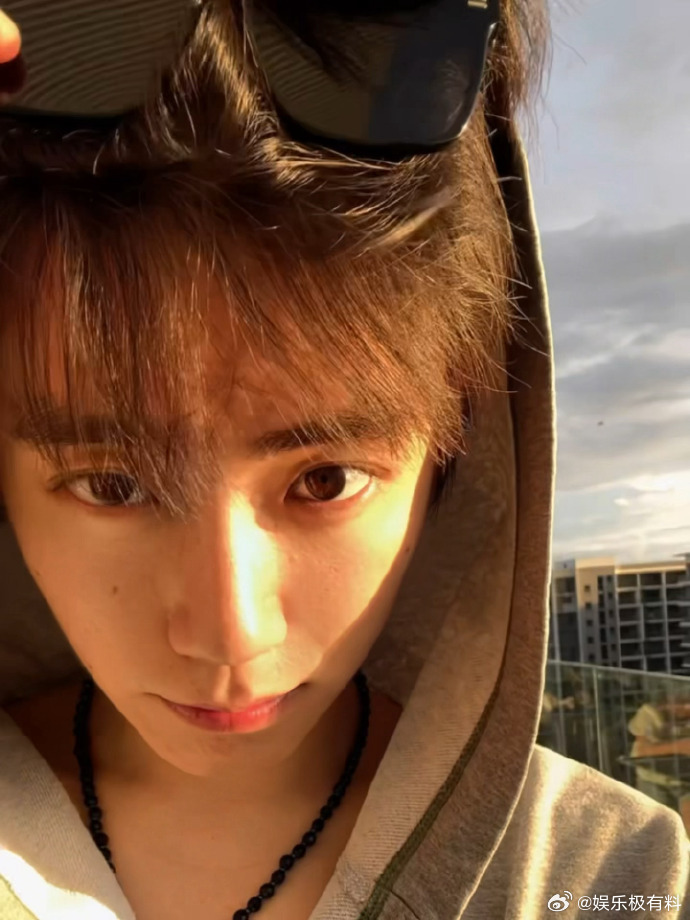 李卿太阳晒时候、李卿好阳光明媚阳光明媚的李卿太可了！晒太阳的自拍好帅，速速多发点