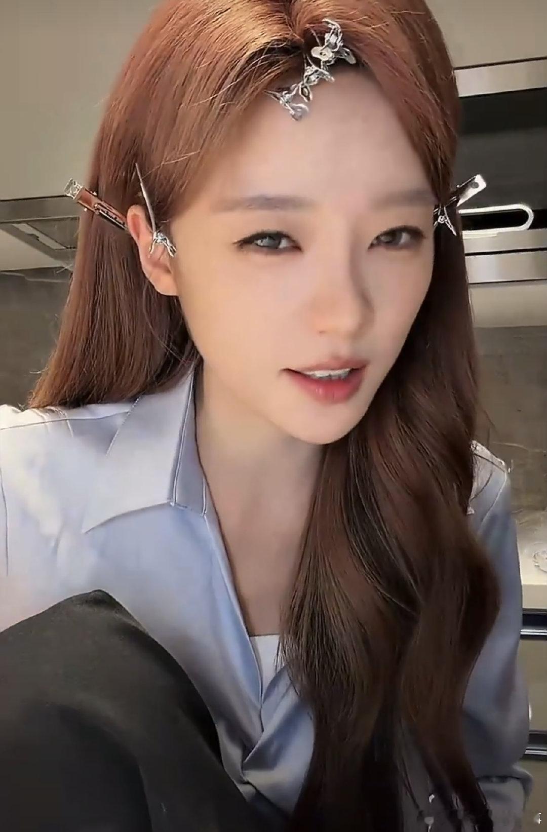 张月张月提起李小冉合不拢嘴李小冉每天在美人堆里逗大家笑从张月的口中就能听出来李小
