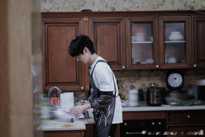 #朱志鑫库洛米睡衣#朱志鑫身着库洛米睡衣，仿佛是从童话世界中走出来的可爱精灵。那