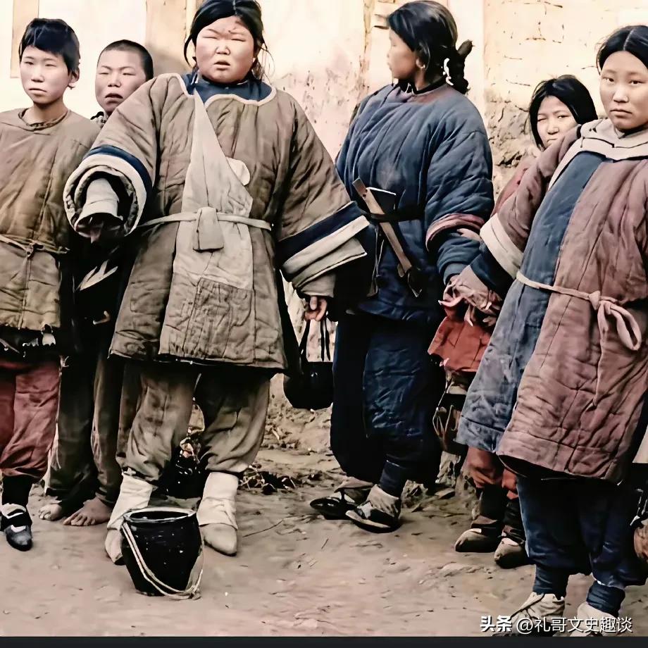 晚清女孩最真实的写照。看着10多岁如花似玉，含苞待放的小女孩穿上了什么衣服裹着小