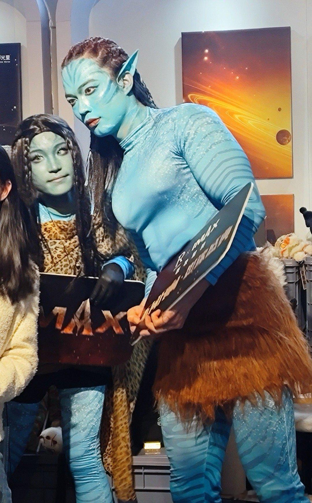 看阿凡达3身边坐着真阿凡达 起猛了以为进错片场！影院邻座坐着超还原的阿凡达cos