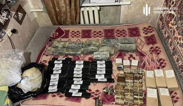 乌军指挥官还没上前线，就把500多架无人机，还都是装着炸弹的无人机，2挺重机枪都