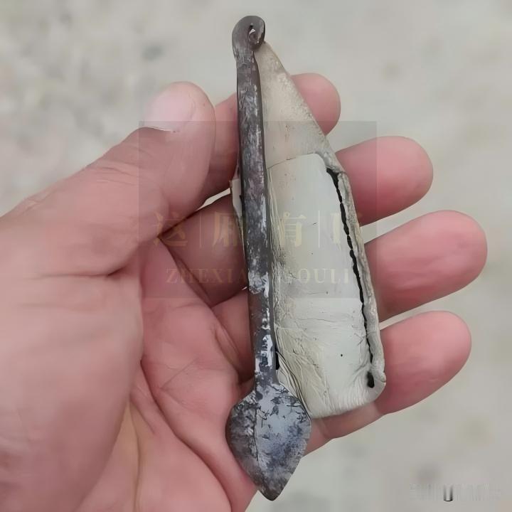 农村的老物件大家还记得多少呢?
哈哈哈，这件宝贝有些特殊。它满身岁月锈迹，皮套早
