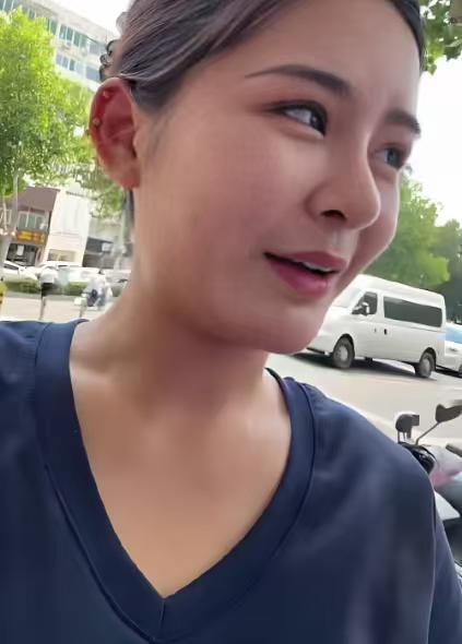 女生相亲被嫌弃，委屈溢出屏幕！女生：“他相中我本人了，但是嫌弃我有弟弟...