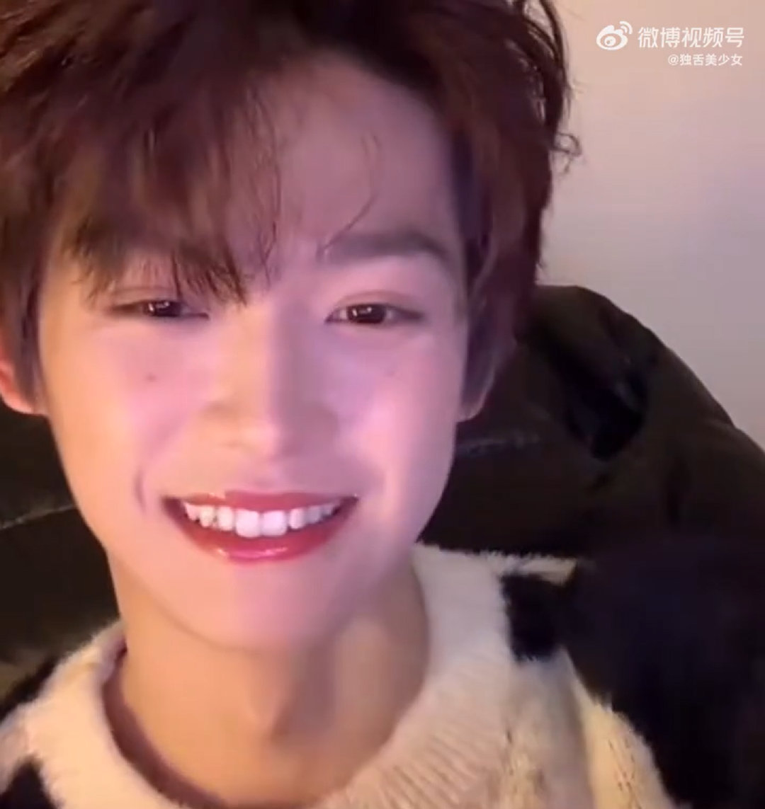 梓渝早期曾发语音安抚粉丝梓渝曾就后援会脱粉澄清 他发语音时一句句“别担心”，藏着