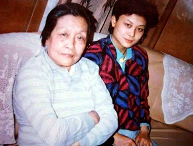 1987年世乒赛，何智丽公然违抗让球命令，硬生生把队友打下去拿了冠军。回国后她被