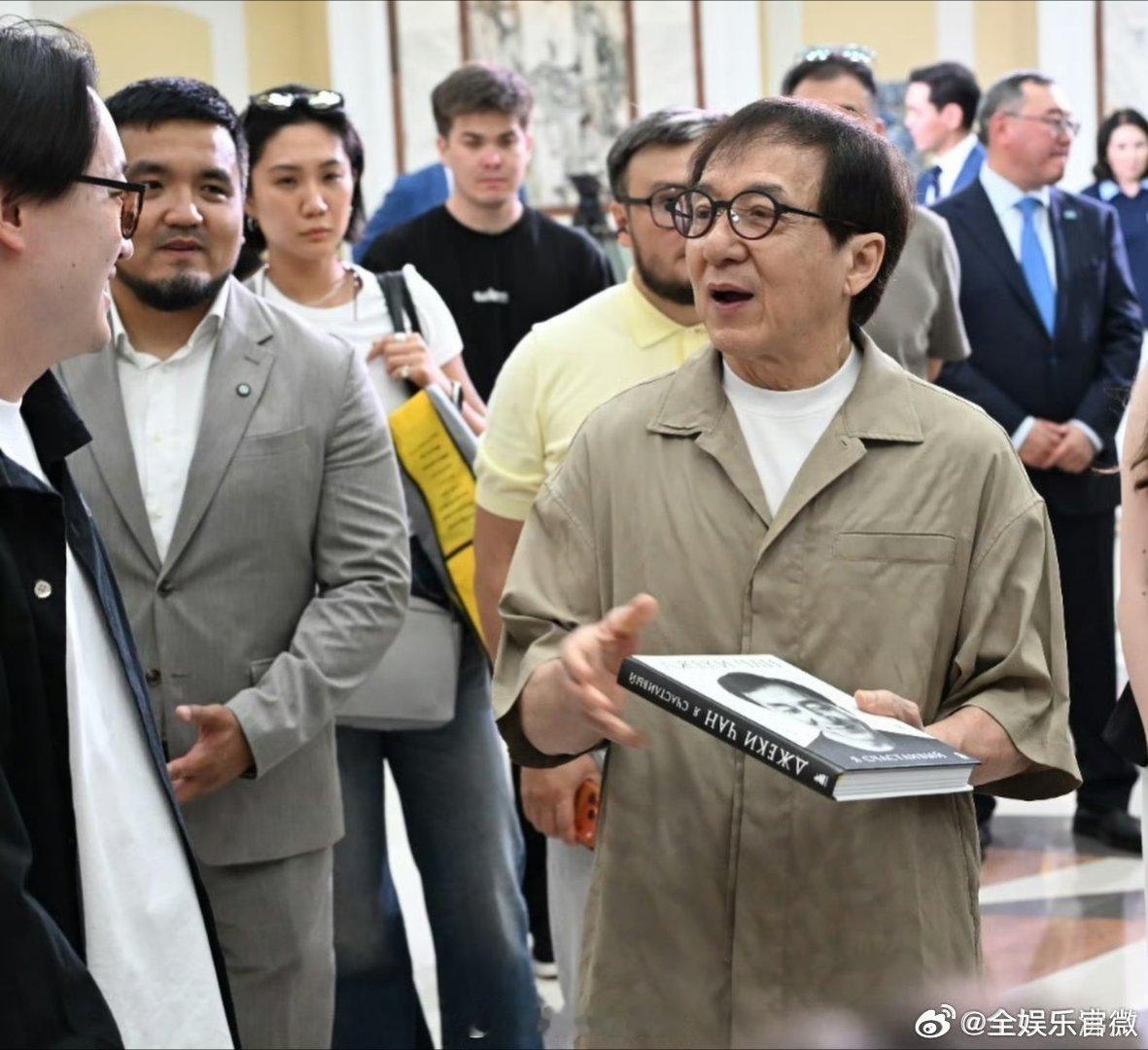 奖项只是参考，成龙多年深耕华语影坛，留下无数经典荧幕作品，实力无需票数定义成龙2