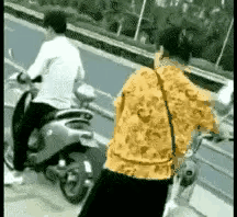 有人说怪白衣男子太慢了，有人说大妈太急了，要我说是坡度太陡了，大家看是不是这个道