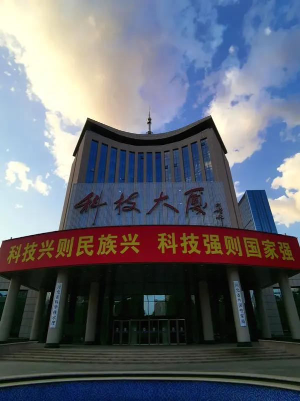 《求新智慧》
求新智慧韵悠长，探索求知道路长。
科技兴邦开视野，思维创新绽光芒。