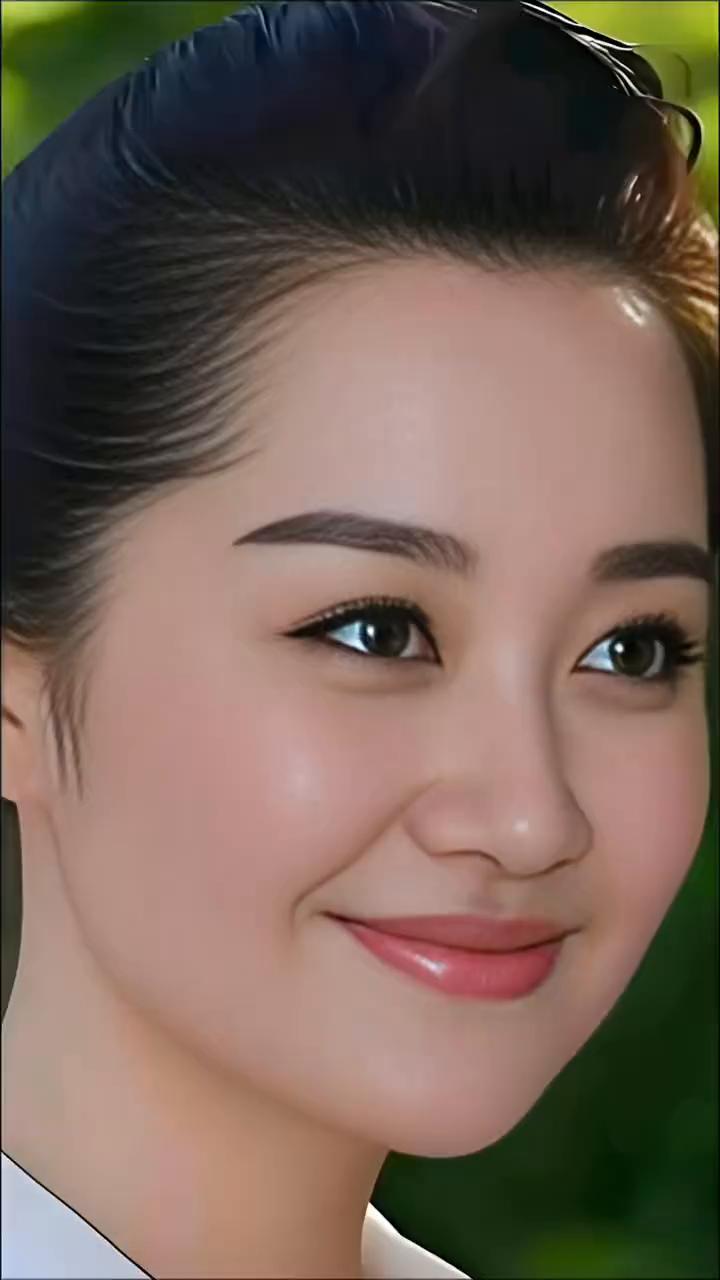 她一出场便令人心折，五官标致无瑕，最是那眉宇间飒爽与妩媚奇妙共融。既有男儿的爽朗