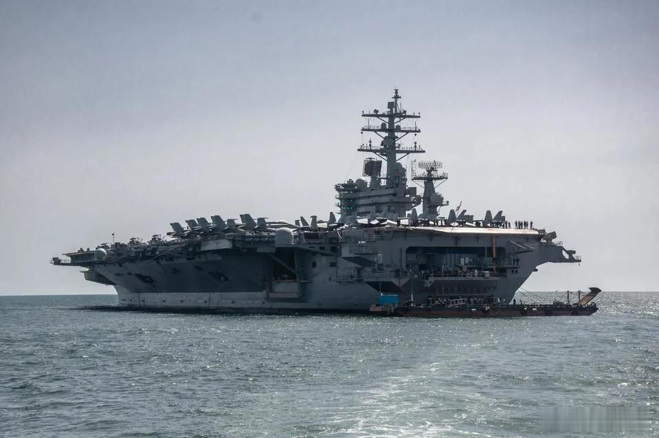 【美国海军另一艘超级航母发生火灾，三名水兵受伤】（福布斯）今年第二次，美国海军一