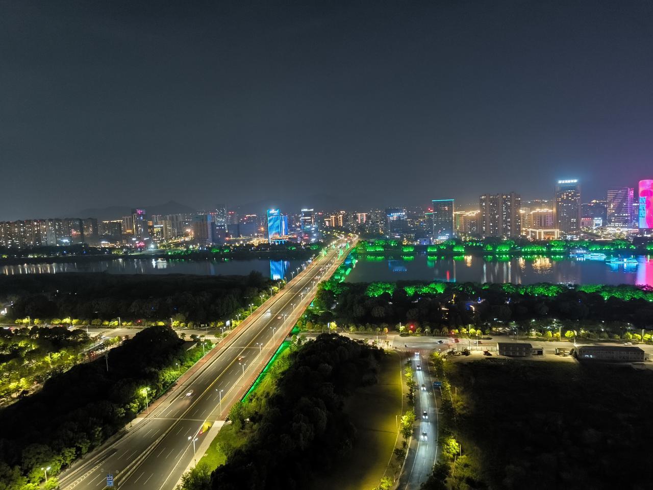 喜庆五一劳动节
阖家快乐聚一起
拉拉家常说说事
看看夜景灯光美