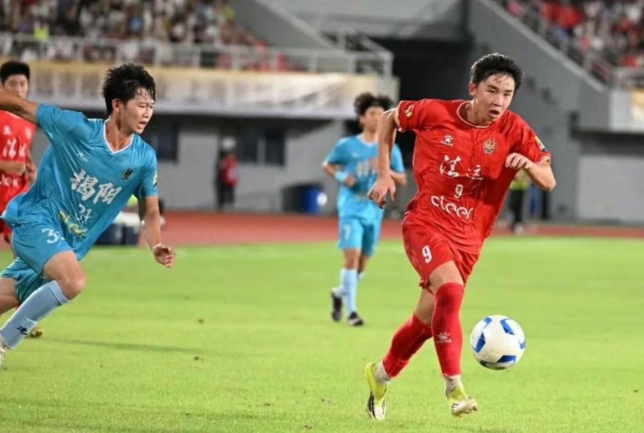 清远队1:0战胜揭阳队！上半场一直处于胶着状态，始终处于0:0状态，就在比赛尾声