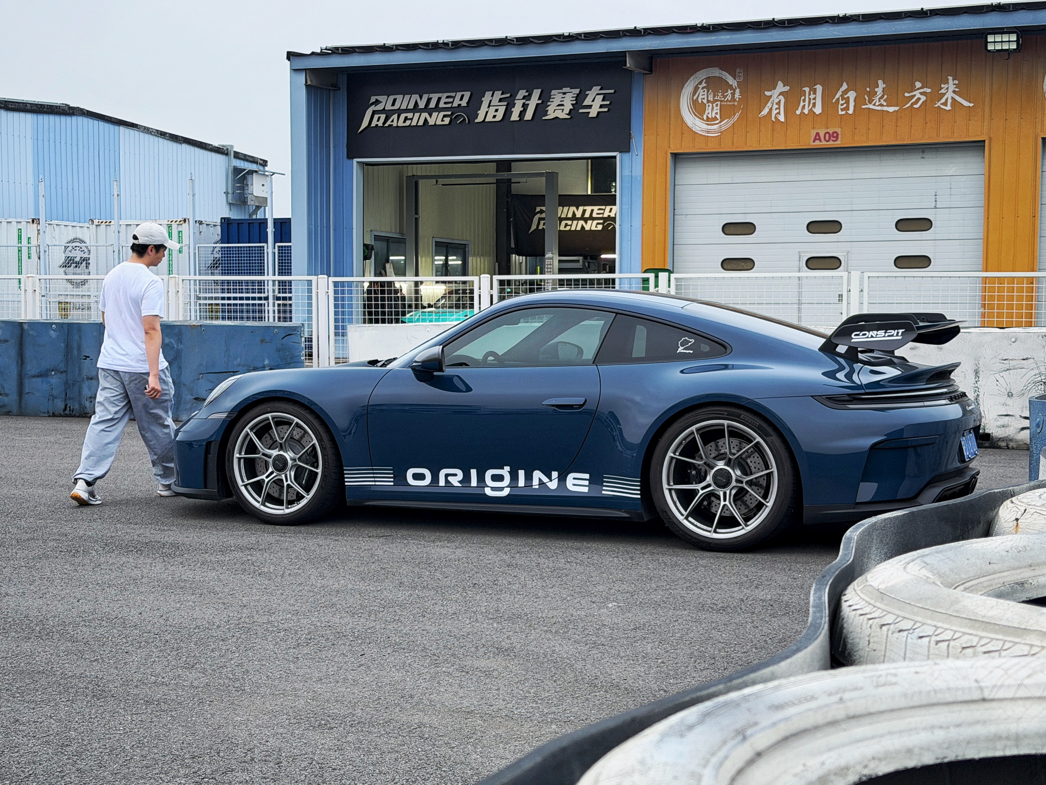 上班开GT3R，下班开GT3的感觉真不错。一会儿出门测评AUDI E7X，希望宁