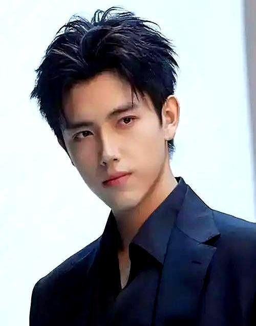 娱乐圈最残酷的真相是，拼爹不如拼算法。
 
央视八套屏幕上，陈飞宇穿起七十年代旧