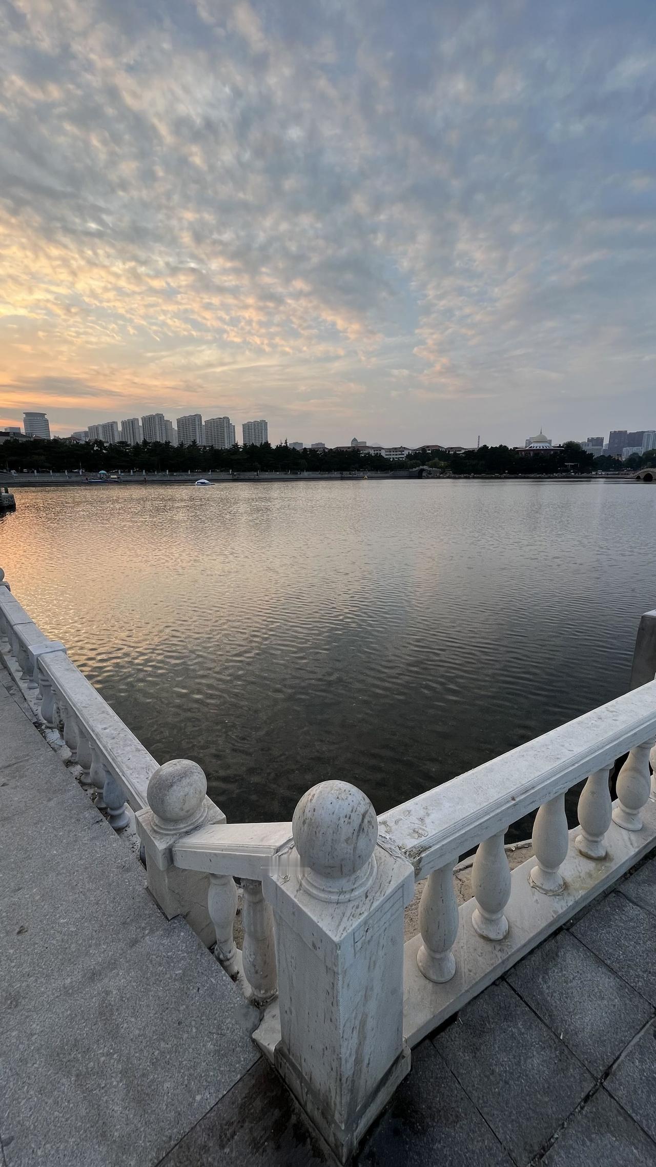退休后出去旅游赶上了十一假期的人山人海怎么办？别担心，掌握“错峰”与“深玩”两招