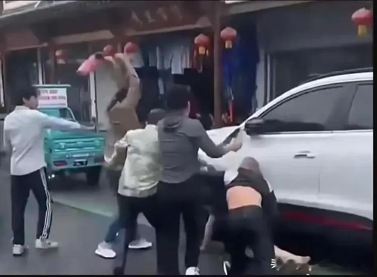 这届网友不好骗了！
最近，经常出现游客旅游时在“吃喝住行”上遭遇不公的现象后，在