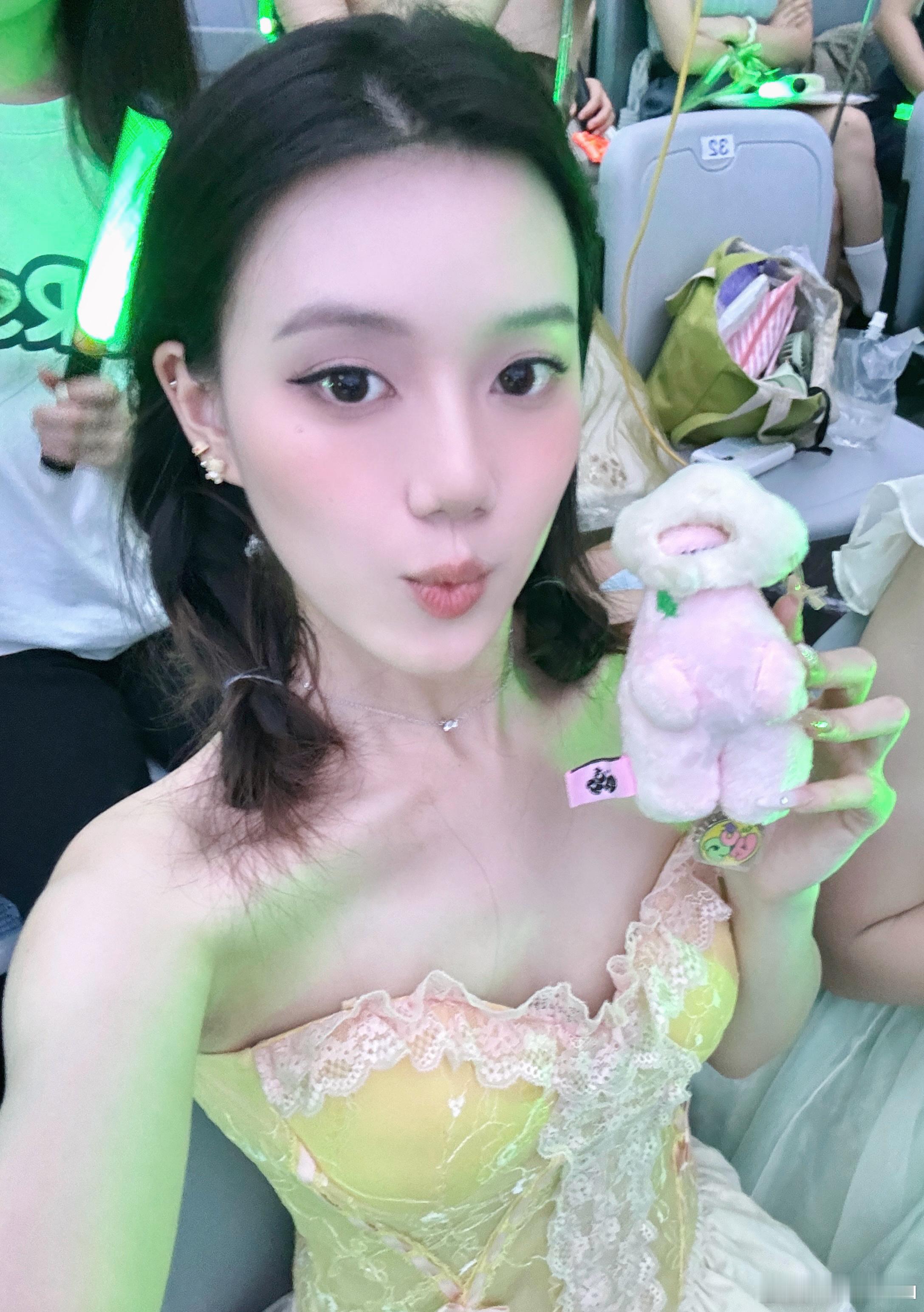 被小孩围绕的最近 ​​​
