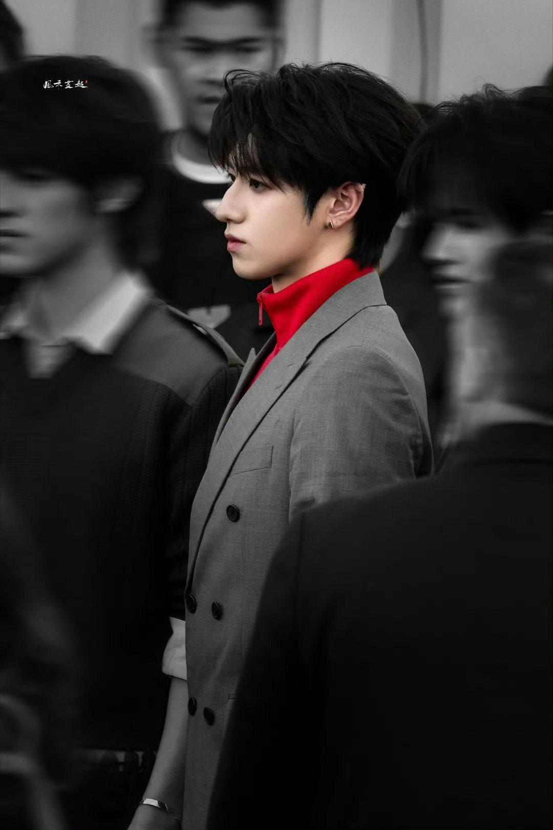 朱志鑫人群中最耀眼的红 朱志鑫亮相米兰prada秀场人群中最耀眼的红！生图即神图