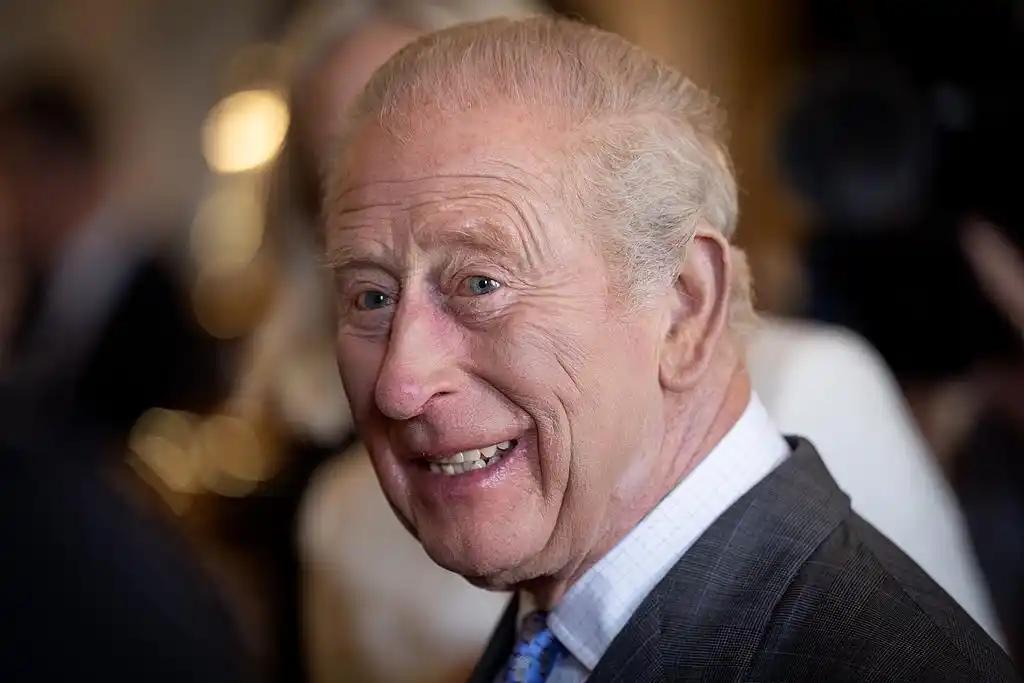 英美闹僵这么久，终于要搞大动作了，英国国王查尔斯三世带着卡米拉王后，下周要亲自飞