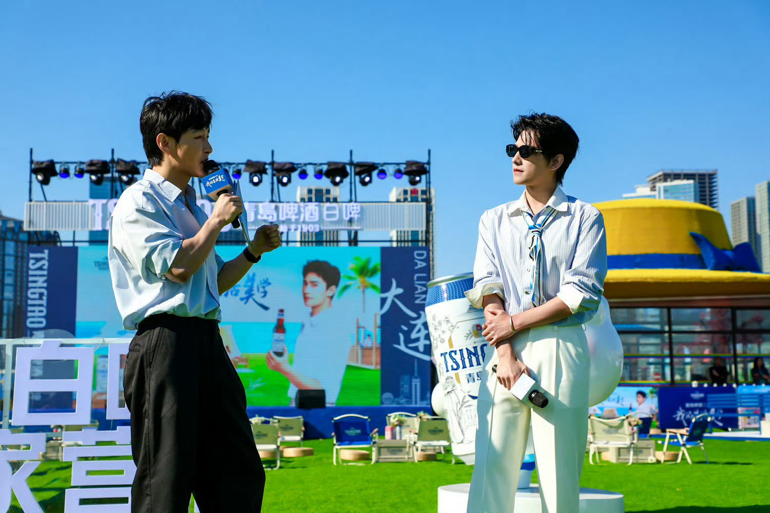 杨洋在大连踏春赏樱帅如建模我朋友：风这么大明星肯定狼狈吧。我：你看看杨洋。她看完