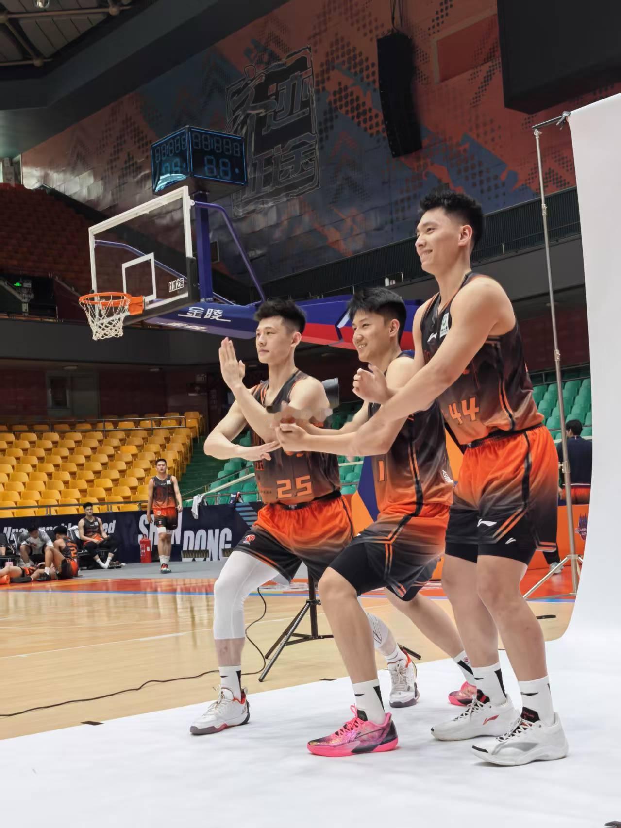 山东高速男篮今日拍摄CBA新赛季写真，小伙子们真帅！这造型可以不[酷] ​​​