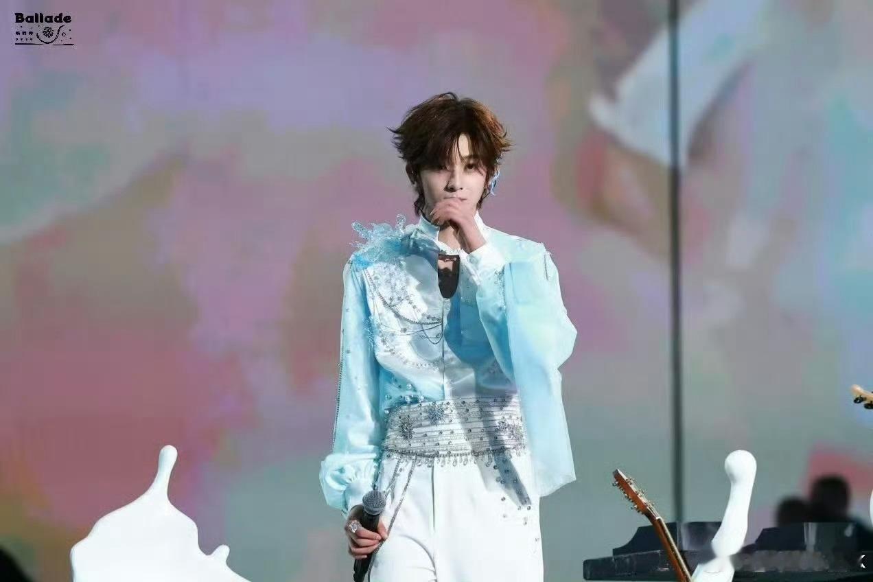 陈浚铭 虚拟这个舞台太仙了。陈浚铭把这首歌曲的高光段落演绎得十分出彩，细腻到位的