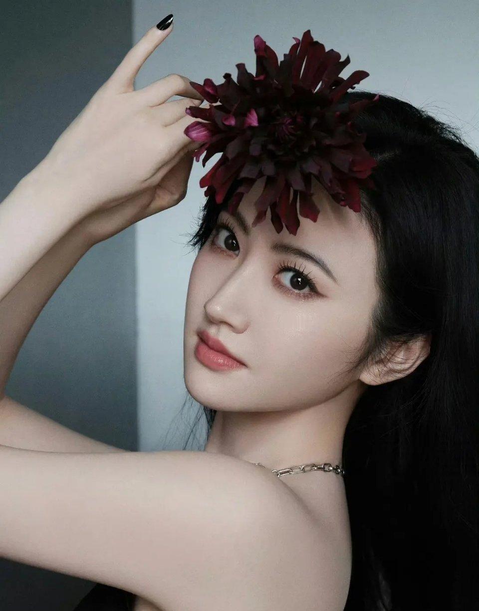 景甜能不能放弃古偶赛道，转战像朱珠一样的赛道呢 ​​​