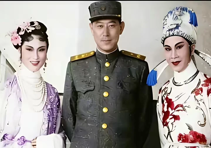 50年代，徐玉兰、王文娟到朝鲜慰问演出期间与朝鲜南日大将在朝鲜开城的一...