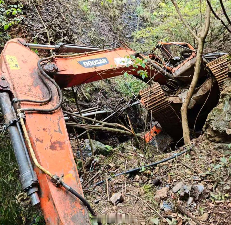街道办回应23岁小伙开挖机坠崖身亡贵州毕节23岁小伙张亭，5月3日为社区修路时，