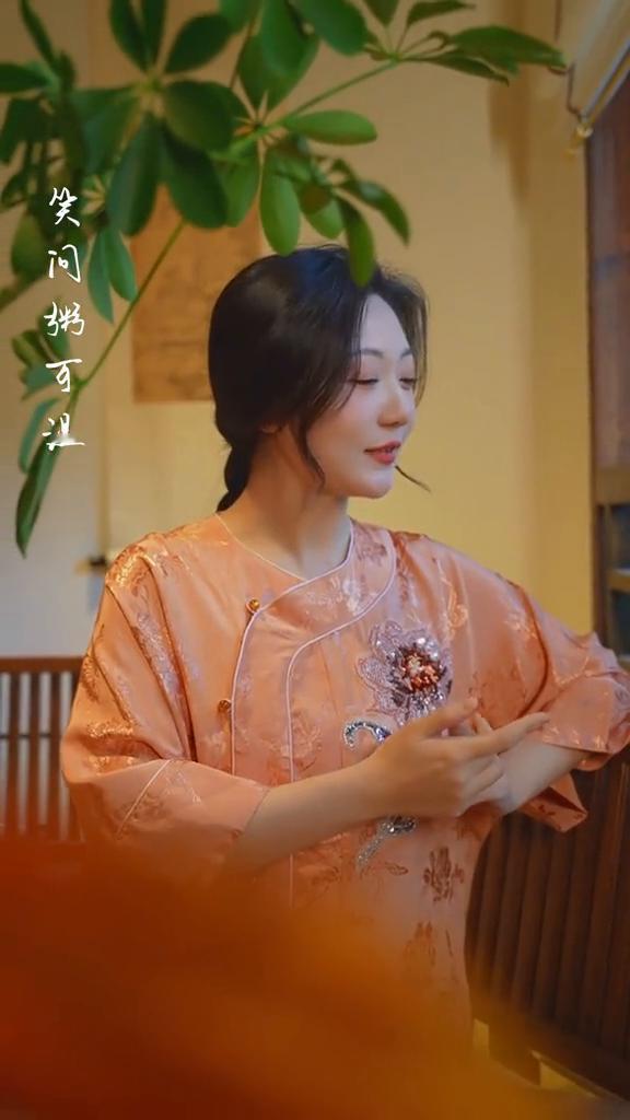 闲时立黄昏，笑门拂百温。琴声浮或沉，听懂只一人。闲时立黄昏，笑门携百温。老互梅竹