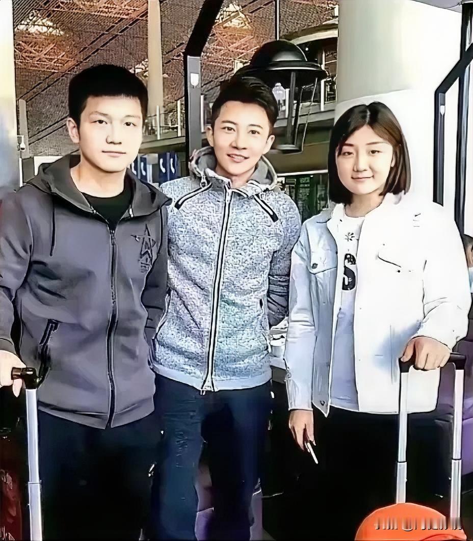 左边是疏眉朗目，气宇轩昂的樊振东；右边是温婉如莲，秀韵多姿的陈梦；就不知中间的阳
