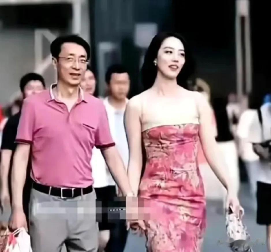 董思槿跟王宝强前妻马蓉长的还真有几分神似[大笑]