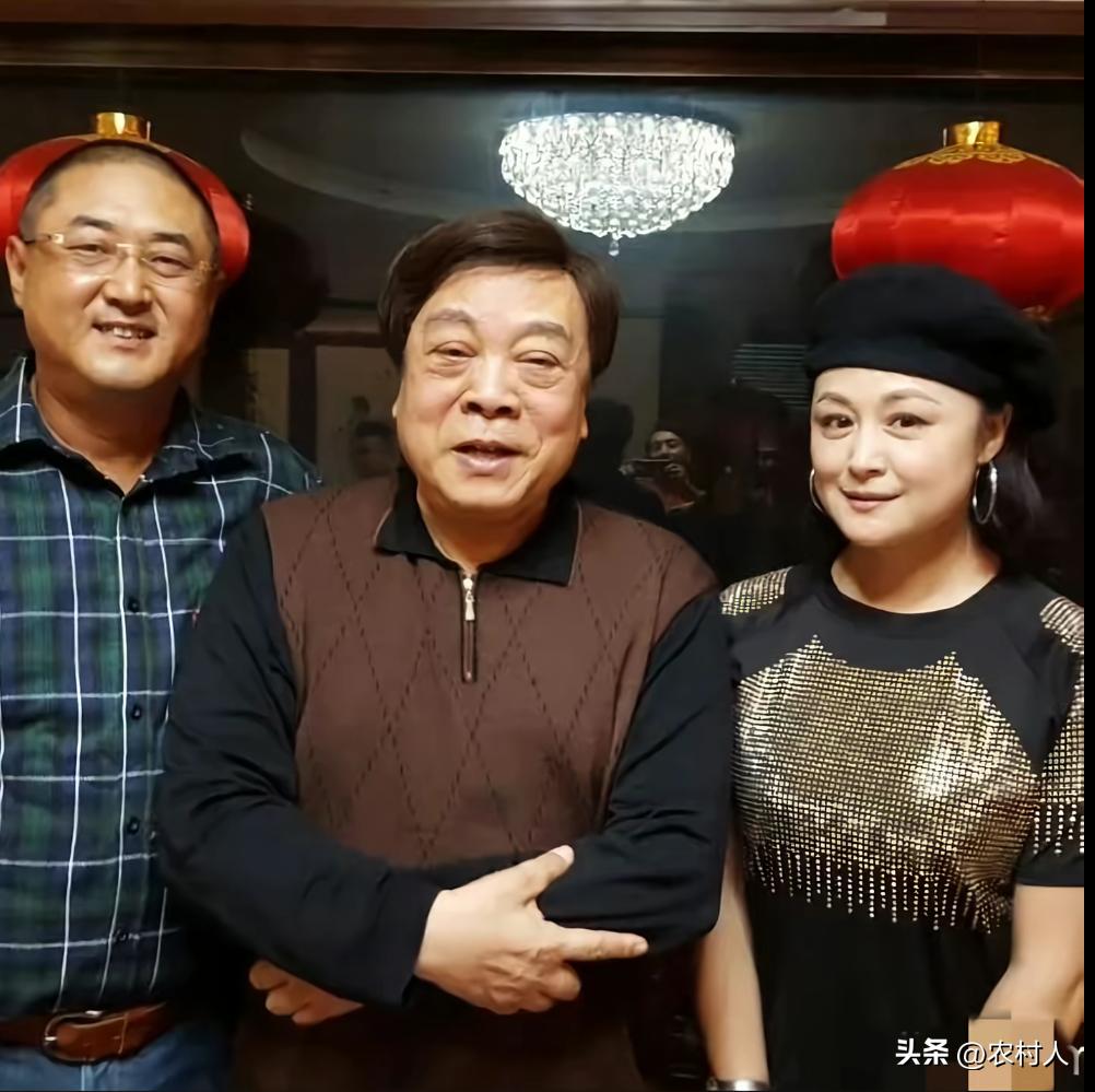 2015年演员于月仙和丈夫，拜访主持人赵忠祥。一张罕见的留影，如今两个人都去世了