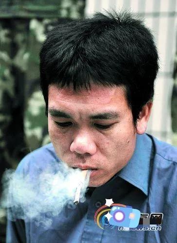2009年，刘政杨被验明正身，抽下了最后一支烟，照片中的他眼神龙洞，一副生无可恋
