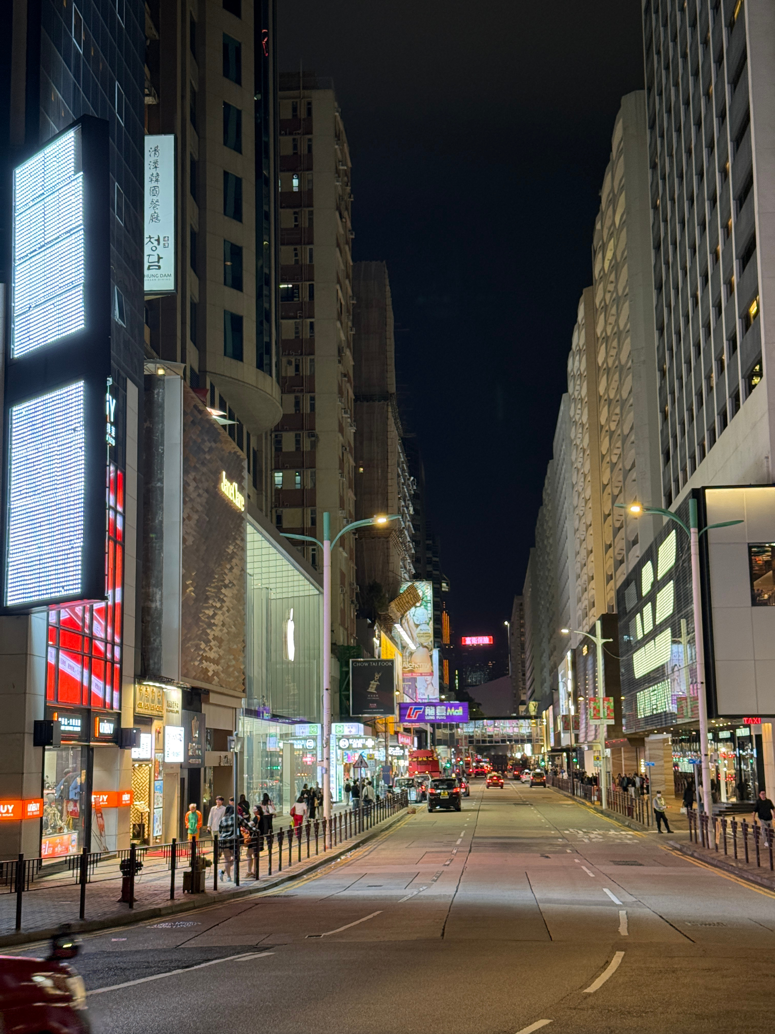关了也没啥影响吧本来香港门店卖的东西和内地也不一样，过几天去深圳参加活动，正好再