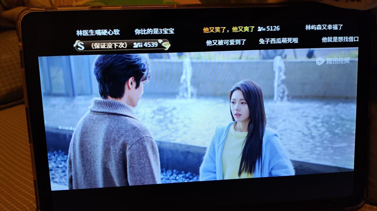 完了，43岁中年女人看手机上瘾了，追个剧又哭又笑的……

前些天女儿在家，跟她一