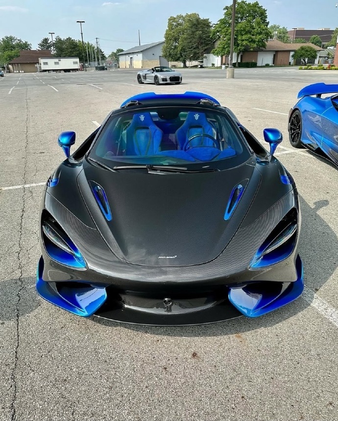 制版的McLaren 765LT Spider，凭借光泽碳纤维表面和由科里奥利效
