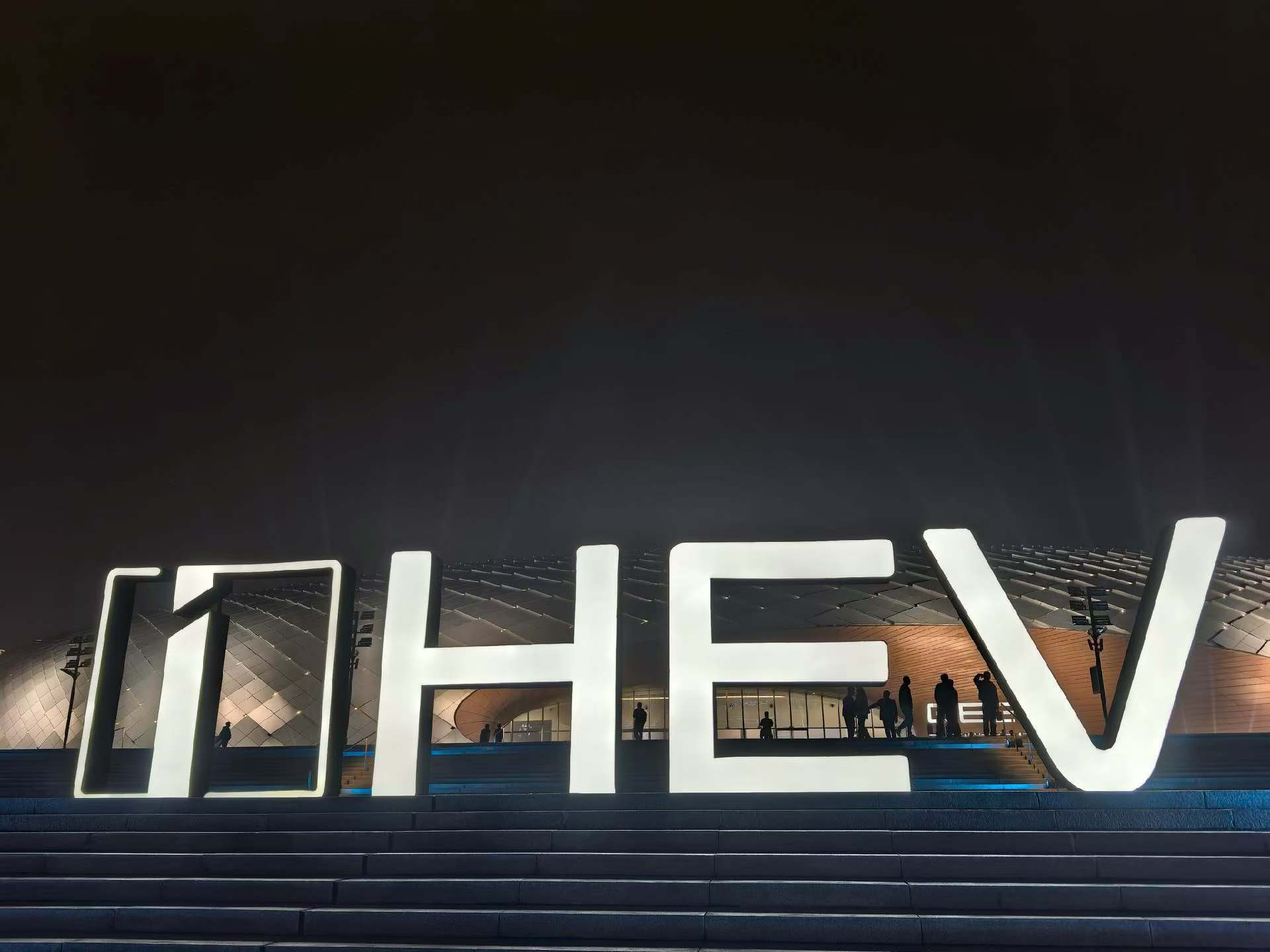 中国车企们，疯狂办发布会让央视主持人忙不过来了！今天吉利请的是大美女，马凡舒！百