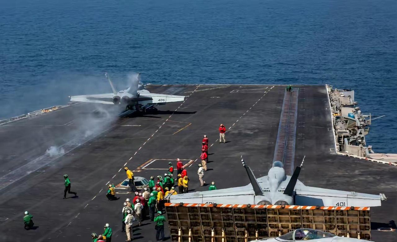 美国海军公布“亚伯拉罕·林肯”号航母上的F-35C“闪电 II”和F/A-18E