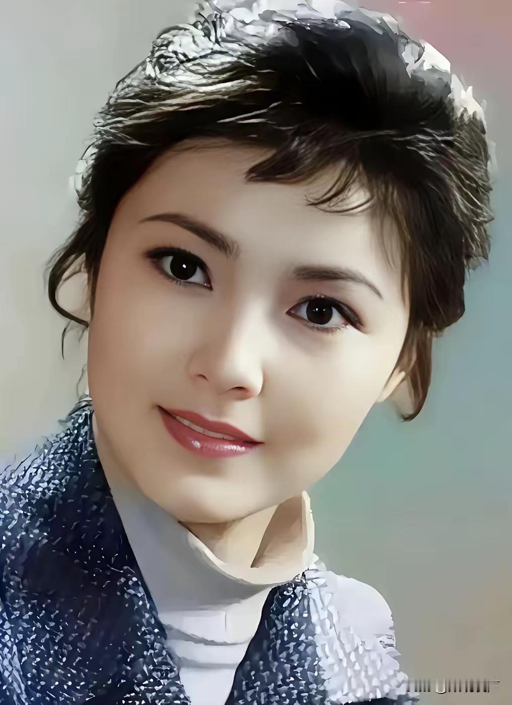 1954年，她生于沈阳，本是医院护士，因热爱文艺，1975年考入长春电影制片厂。