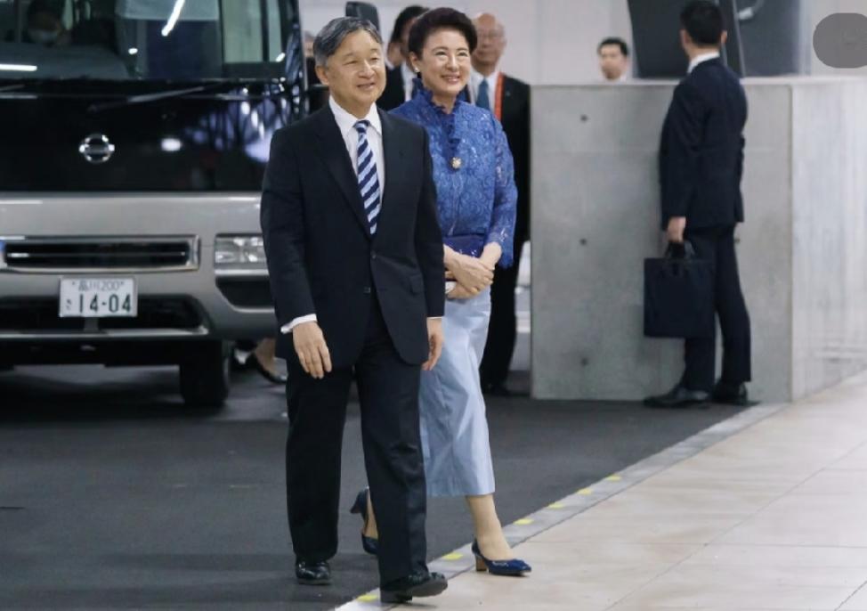 雅子皇后出席亚运会开幕式，穿宝石蓝蕾丝上衣与浅蓝裙，温婉又减龄！

9月19日，